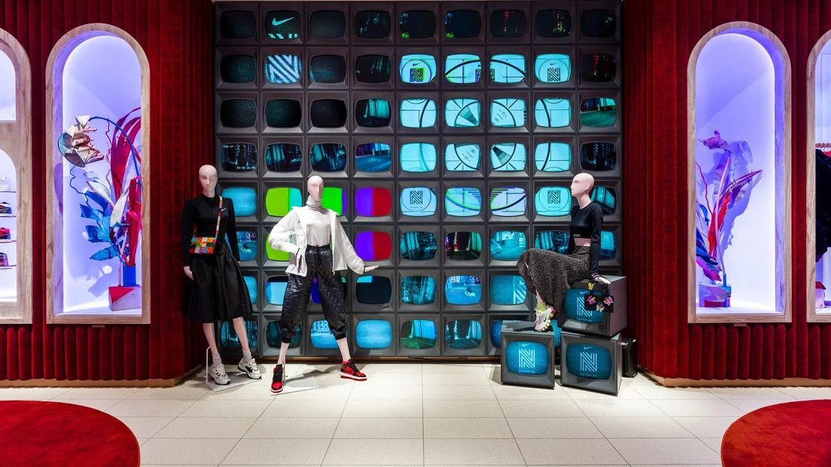 Immersive room combining large digital displays with a physical visitor experience